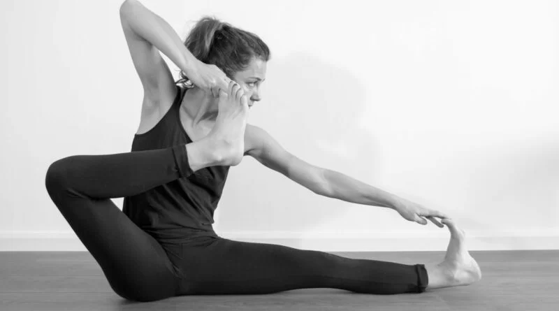 How to do Sky Archer Pose (Reverse Triangle) in Yoga — Alo Moves | Archer  pose, Yoga pictures, Arm yoga