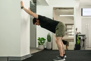Wall-assisted latissimus dorsi stretch