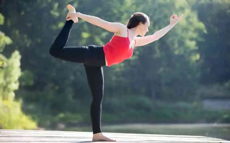 LADINA - Handmade yoga on Instagram: “Natarjasana (dancer's pose) 💃🏽 🕺🏼  how to: ◈ Start in Tadasana, standing straight ◈ Place yo…
