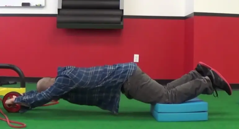 Knee-Elevated-Ab-Wheel-Rollout